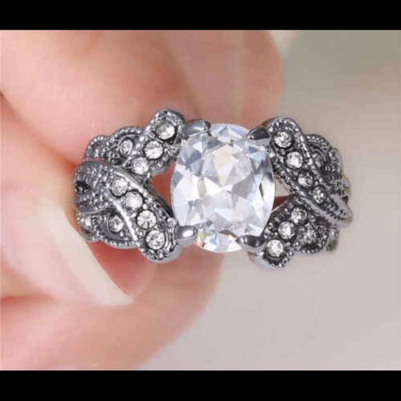 Women’s Fashion Ring • Size 6 - Picture 2 of 2